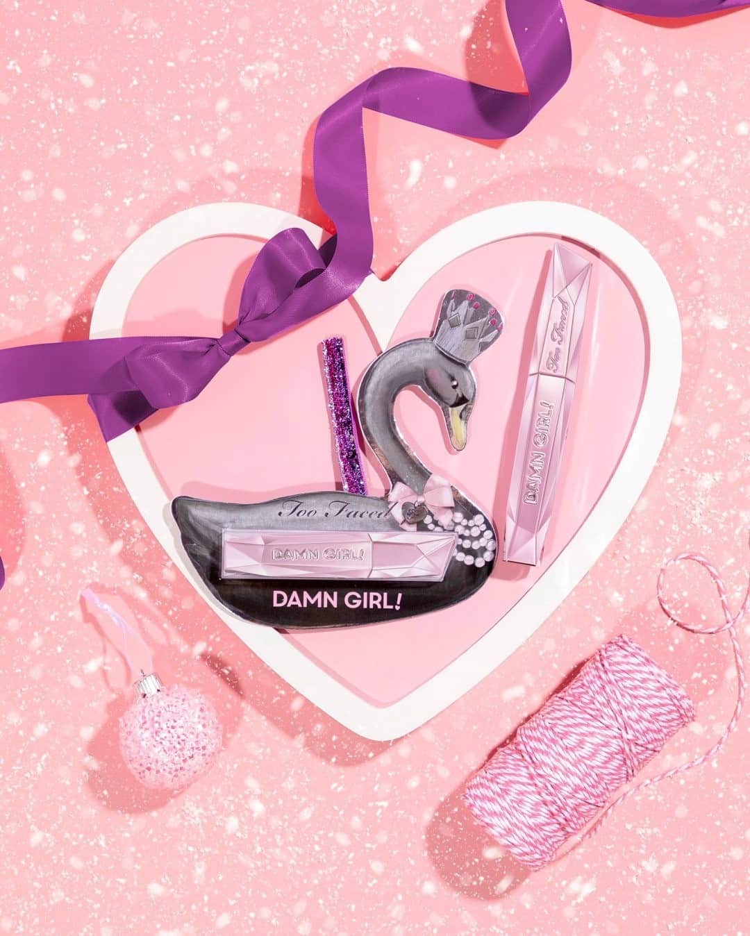 Too Facedのインスタグラム：「All I want for Christmas is shamelessly thick lashes! 🤩 Deck the halls & trim the tree with our Damn Girl! Mascara wrapped in the CUTEST Mini Christmas Ornament! #toofaced」