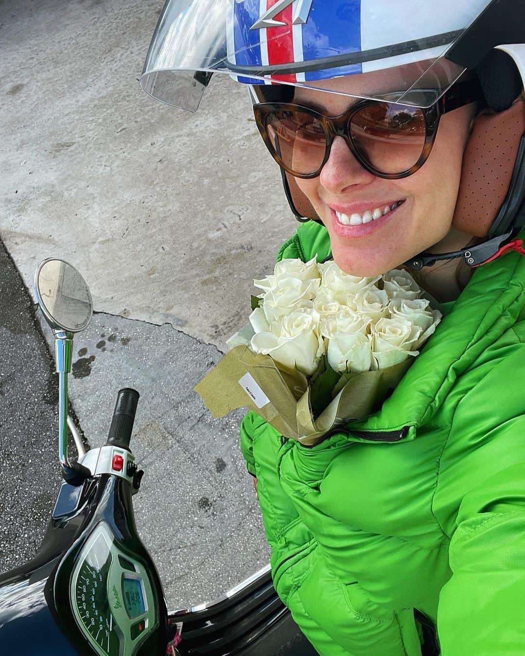 カロライナディークマンのインスタグラム：「saí pra comprar flores de moto...  faz como? bota no casaco, minha filha!!!」