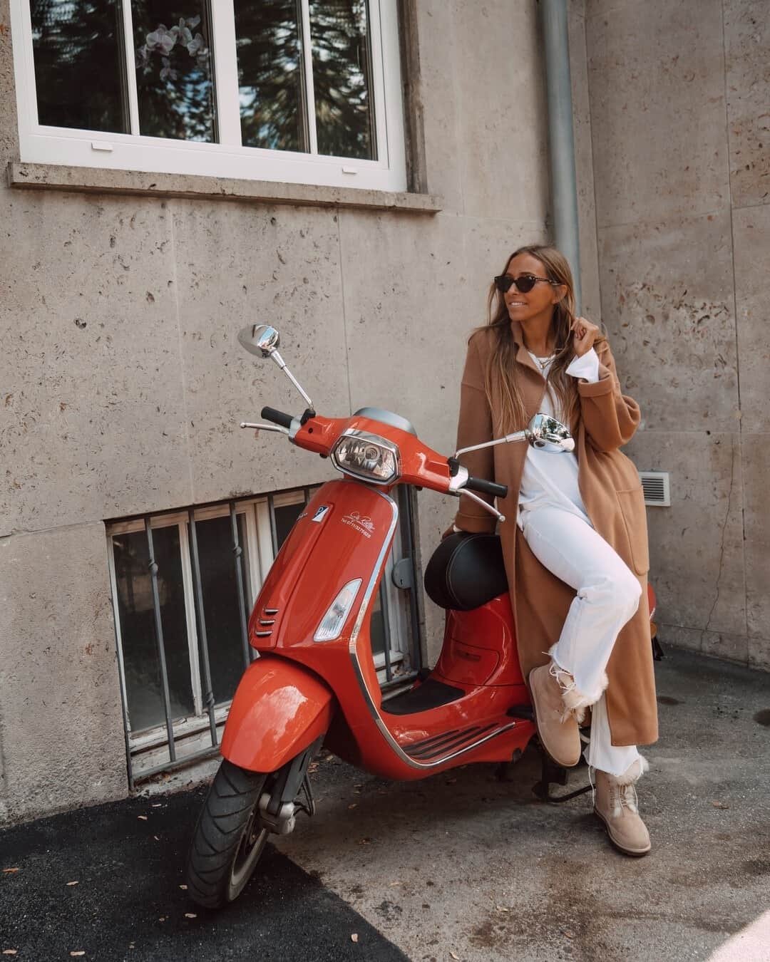Kapten & Sonさんのインスタグラム写真 - (Kapten & SonInstagram)「ADVENT CALENDAR GIVEAWAY! 🎁 Discover our current story for our daily advent calendar gift!  'Ready to drive into the new season.' 🛵❄️ @theresaschmidt wearing a cozy outfit combined with our sunglasses Valencia Amber Tortoise Brown. 😍 #bekapten #kaptenandson⁠ .⁠ .⁠ .⁠ #sunglasses #style #fashion #fashionlover #inspiration #autumn #autumnlooks #ootd #cozyseason」12月4日 4時31分 - kaptenandson