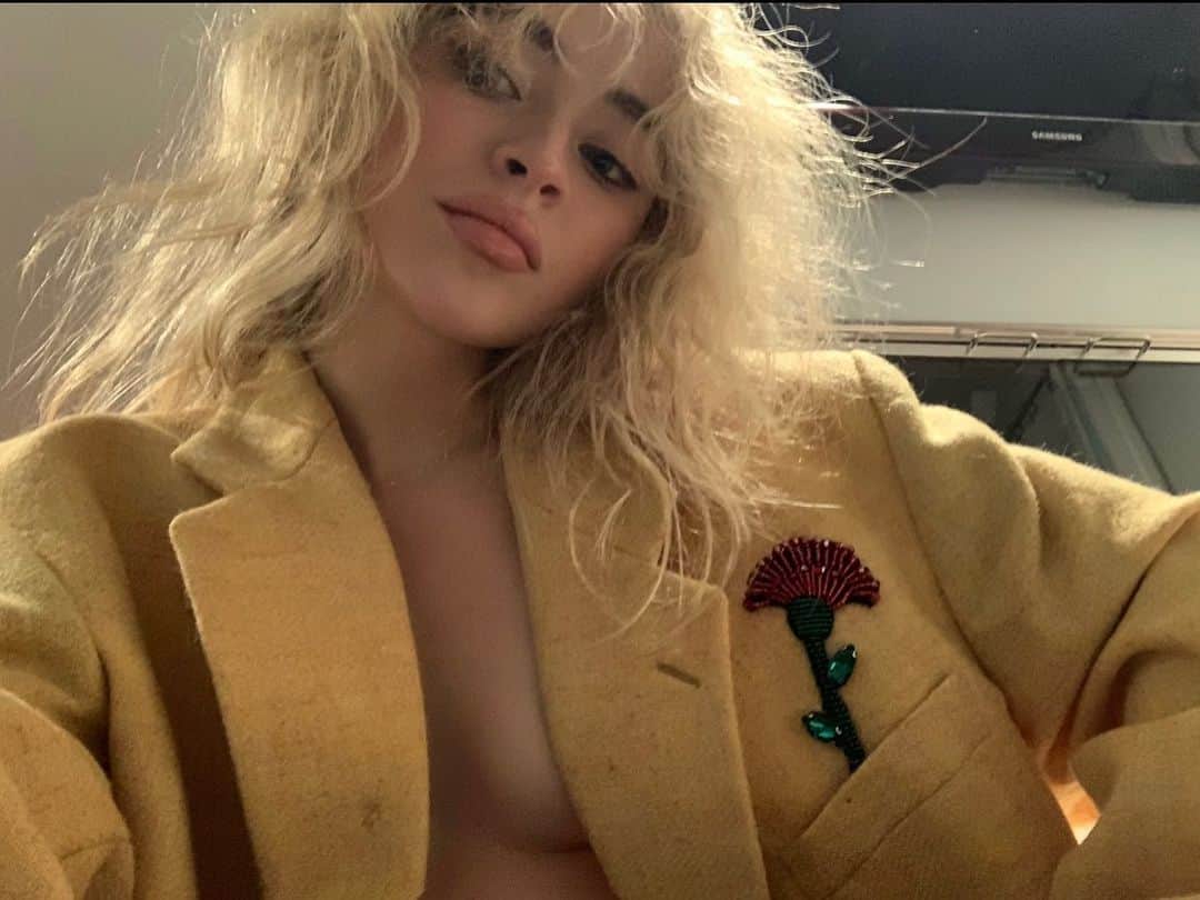 サブリナ・カーペンターのインスタグラム：「🛵」