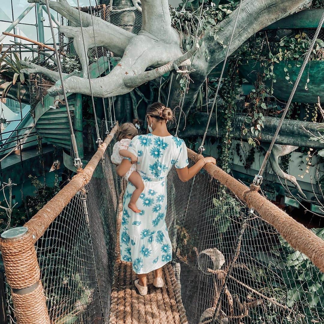 エイミー・ウィラートンのインスタグラム：「#Dubai days out with a baby 🍼   I know from my DMs lots of you are looking to come out here for a #postlockdown #getaway 👏 but want to know where to go with a 👶   So I hope this is helpful 😬 Here are my current top 7 days out with a baby in 🇦🇪 ☀️  1) The Green Planet - it’s an indoor rainforest with free flying birds and animals just wondering about ! You can even meet Sloths up close and personal 🦥 🌿 takes up 1-2 hours and then we went for lunch on @citywalkdubai   2) Dubai Mall - for a full day out. Theres sooo much to do with little ones ! Visit the Aquarium and Underwater Zoo then finish the day with a little boat ride to watch the fountains light up the night 👏 it’s just magic 🪄 - you don’t need to book in advance just go !  3) Visit a Sensory learning centre - my favs are @olioliuae & @woohoouae - which just opened ! There’s lots of fun galleries all based around sensory learning ( but it’s actually fun !) takes about 2 hours x   4) @motiongatedubai it’s like Disneyland for the Dreamworks movies ! Dem isn’t big enough for the rides but she loved meeting the characters and it’s so visually beautiful!   5) @intothejungledubai A M A Z I N G ...when in Dubai . You must brunch. Not always easy with kids ! This brunch brings the best of an adult brunch and adds family friendly fun & activities. They even have fully trained nurse Nannies around in case you need a hand whilst you eat. They got you 😘   6) @kitebeachdubai I love a beach day out but it’s sometimes quite hard work with a baby ! I love kite beach because there’s a lovely long boardwalk to walk with the pram , it has all the facilities you need, it’s usually fairly quiet and lots of chilled out places to eat ! If you’ve visited Venice Beach , CA it feels like a squeaky new version of that !   7) Wild Wadi - I had never been to this before having baby ! But it’s a got a HUGE section for small kids , and they even encourage little ones to go down the slides - I still can’t believe some of the things she went down ! 😱#dubaiwithkids #dubaidaysout」