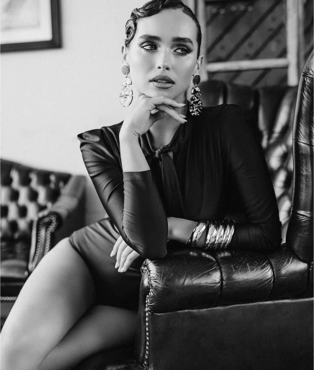ハイディメリックのインスタグラム：「Our Jagger suit, living the editorial dream. Only available at HEIDIMERRICK.com styled by @amiaserrano 🖤  @carosanchhez by @jonthephotographer  hair @rolandoaqui  hair assist @erikgarciahair  mua @bryanmendez」