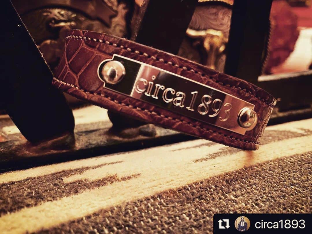 カーネルリトルトンのインスタグラム：「#Repost @circa1893 ・・・ • Colonel Littleton American alligator monogrammed cuff made by @colonellittleton - Check out The Colonel’s lifetime pieces!!  • • • #americanalligator #cuff #wellmade #timeless #lifetimepieces #leatherwork #rrl #doublerl #rrlstyle #doublerlstyle #circa1893」