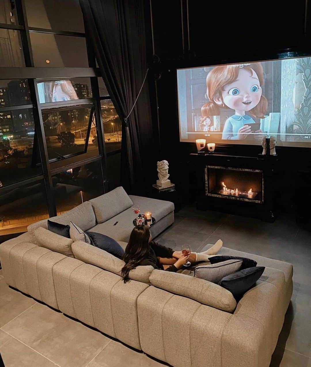 Crazy Roomsのインスタグラム：「How beautiful is this living room by @lale.d ✨ #crazyrooms」