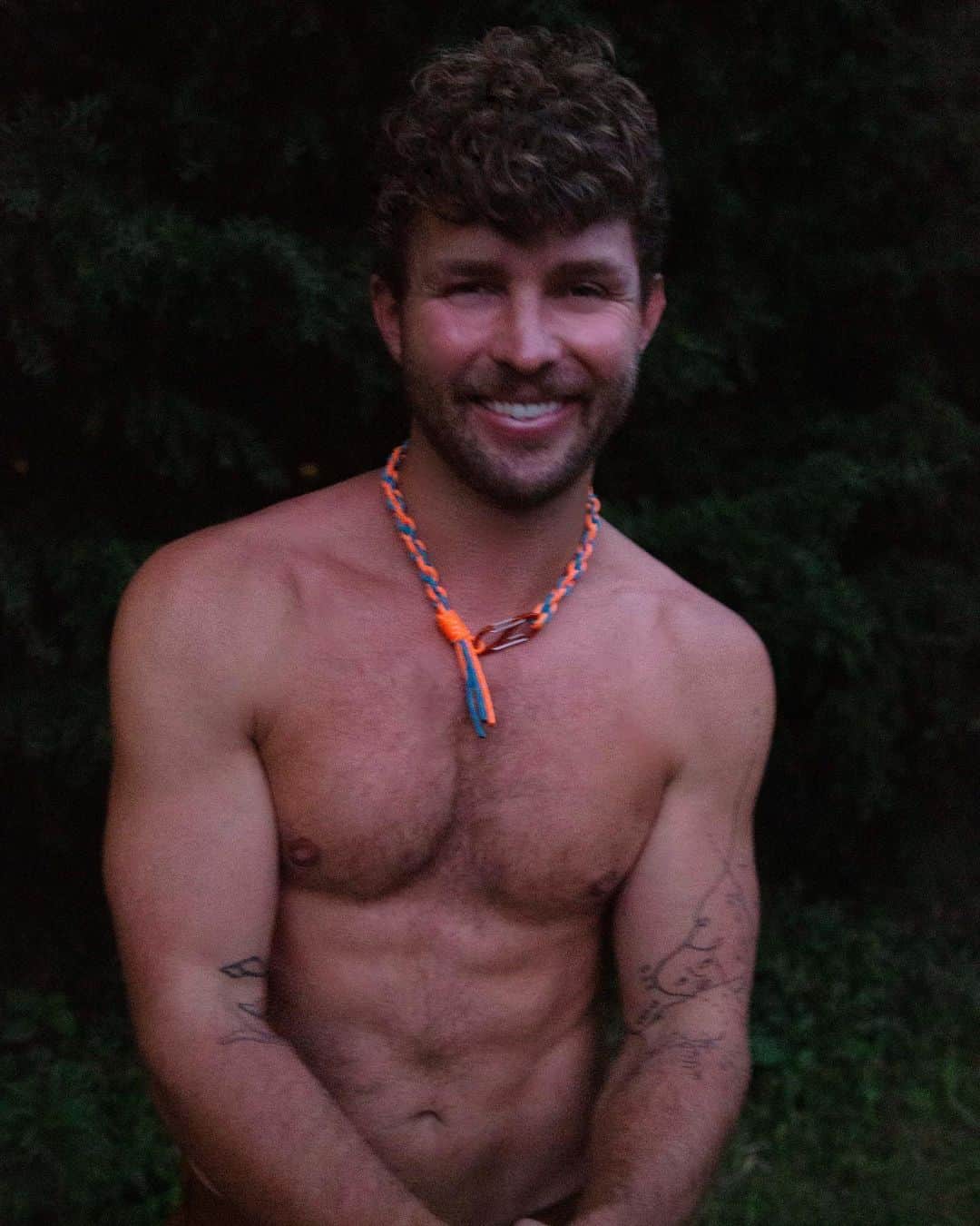 のインスタグラム：「Almost Friday(!) 🏄🏼‍♂️💦🤙🏼 shred it in this 90’s surf + friendship choker by my dude @erichastings815 @knot.that limited drop available soon! 📸 by @marcusmorris #ComingSoon @groupe.nyc」
