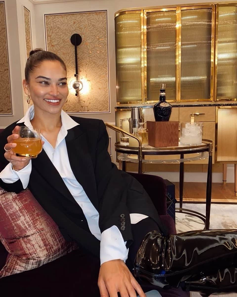 シャニーナ・シャイクのインスタグラム：「Settling in to watch The Fashion Awards 2020 online with the @royalsalute Kensington Cocktail, join me and remember to enjoy Royal Salute responsibly!  #RoyalSalute  #CocktailHour  #TheFashionAwards @britishfashioncouncil」