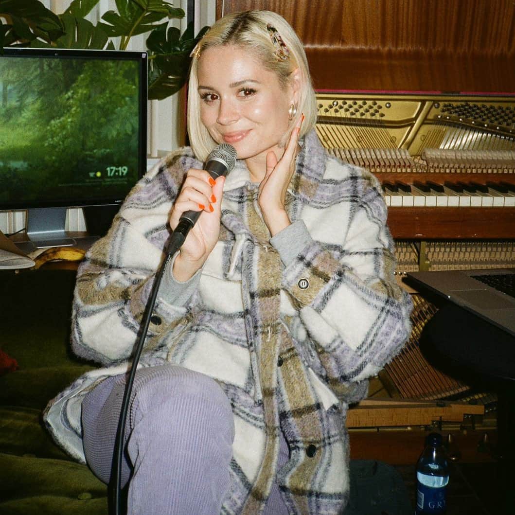 ニーナ・ネスビットのインスタグラム：「I wrote one of my favourite new songs on this day in september 👀 what do you think it sounds like??」