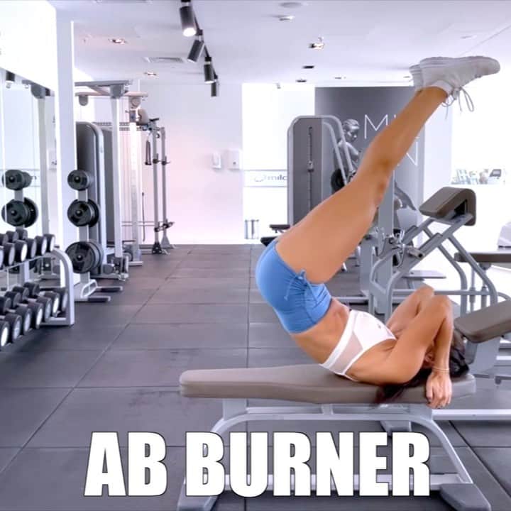 Danielle Robertsonのインスタグラム：「AB BURNER 🔥🔥  Add this AB BURNER to the end of your next workout and get ready to tone and sculpt your core! Make sure you engage your core throughout these exercises and keep the movements slow and controlled (it’s quality over quantity) 🔥  Training at: @milonpremiumhealthclubs Listening to: Ty Dolla $ign - Spicy (feat. Post Malone)  WORKOUT  2 SETS  30 SEC REVERSE CRUNCH 30 SEC V-SIT W/ DIP 30 SEC CROSSOVERS 30 SEC SINGLE LEG DROP 30 SEC V-SIT W/ LEG DROP」