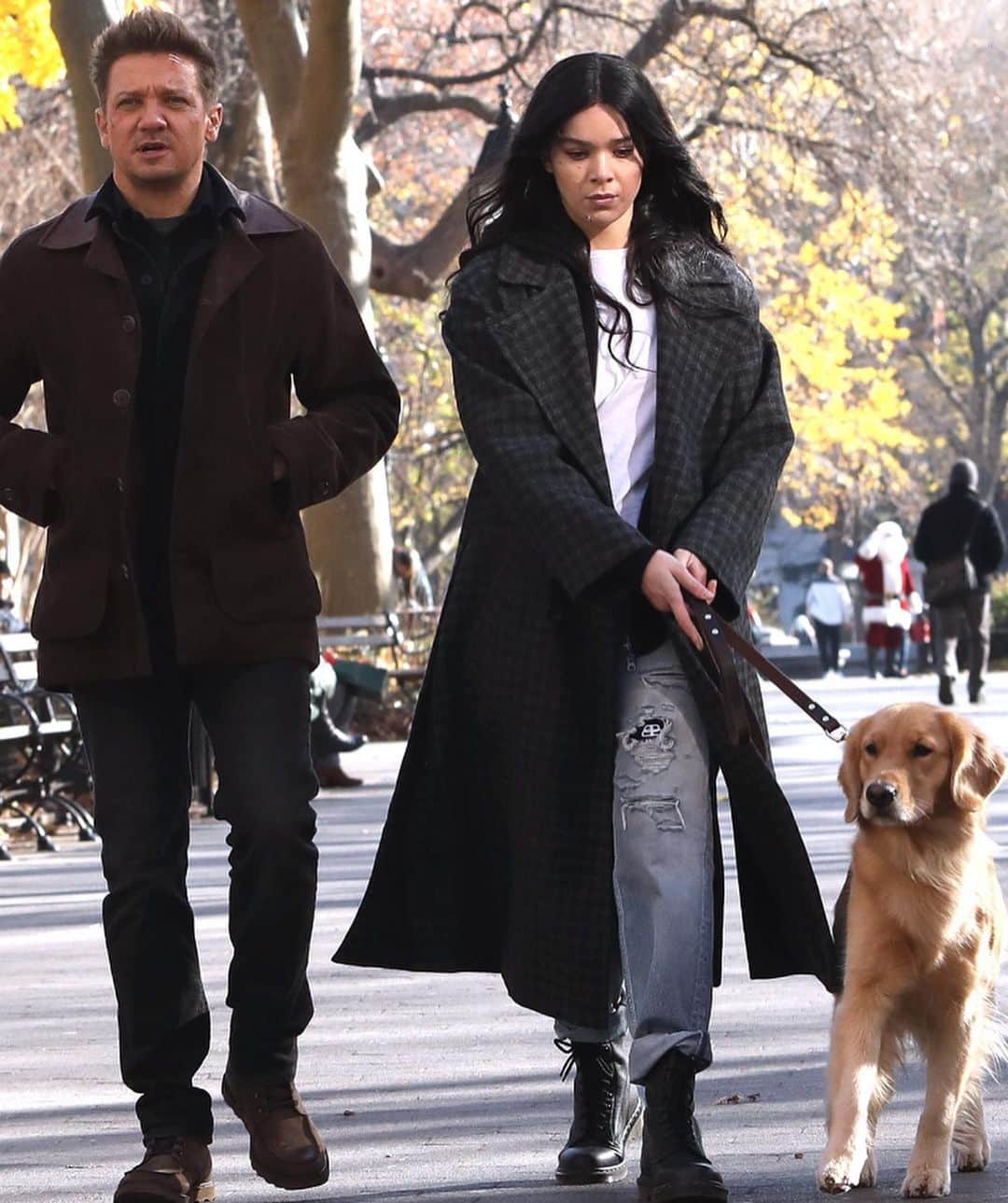 Just Jaredさんのインスタグラム写真 - (Just JaredInstagram)「@haileesteinfeld and @jeremyrenner film the @disneyplus “Hawkeye” show as Kate Bishop and Clint Barton! #HaileeSteinfeld #JeremyRenner Photo: Mega/GC Images」12月4日 4時52分 - justjared