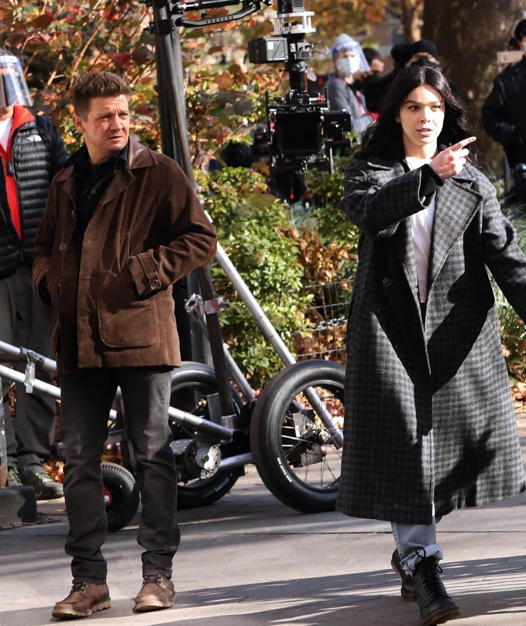 Just Jaredさんのインスタグラム写真 - (Just JaredInstagram)「@haileesteinfeld and @jeremyrenner film the @disneyplus “Hawkeye” show as Kate Bishop and Clint Barton! #HaileeSteinfeld #JeremyRenner Photo: Mega/GC Images」12月4日 4時52分 - justjared