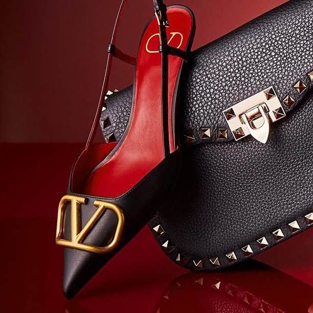 GILTのインスタグラム：「Hey you, in less than 24 hours our #Valentino sale ends. Tap to save an extra 20% off handbags, shoes, and more. We suggest you hurry.」