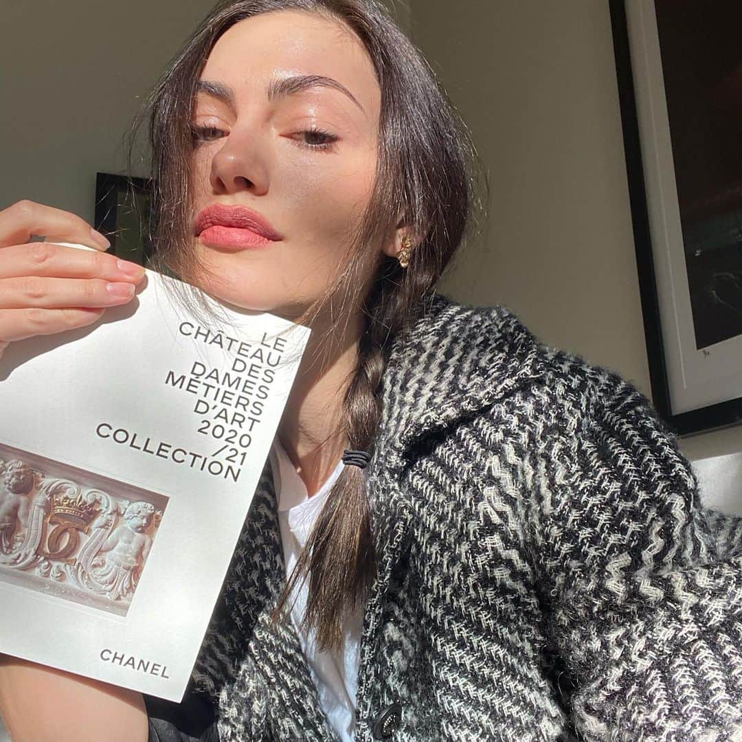フィービー・トンキンのインスタグラム：「Watching a @chanelofficial show is a little different in 2020. Congratulations @virginieviard ❤️Le Château des Dames Métiers d’art 2020/21 collection #CHANELMetiersdart  @chanelofficial x」