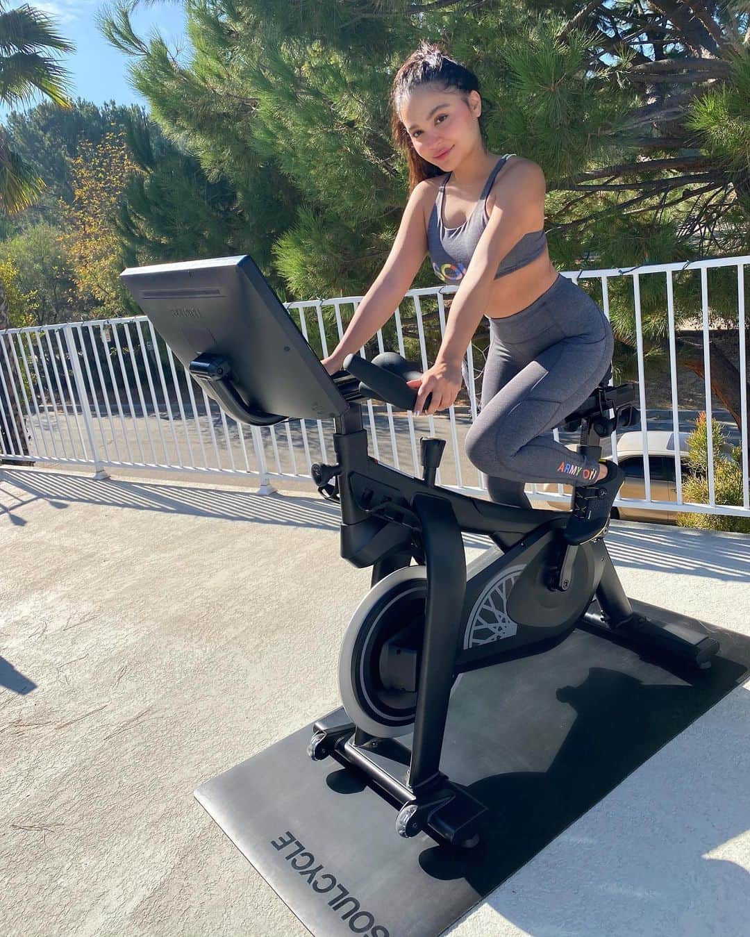 ステラ・ハジェンズのインスタグラム：「#variispartner my favorite gifts are the gifts that make me feel good and thanks to my new SoulCycle at-home bike, powered by @variis I feel BRAND NEW. this isn’t the Christmas season any of us expected but thanks to my newest obsession, I can get back to a normal workout routine! 10/10 recommend for a holiday gift ❤️ #variis」