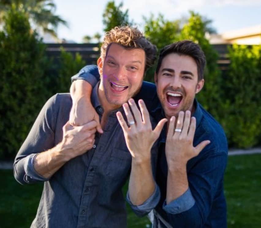 ヘザー・マクドナルドのインスタグラム：「Today’s episode without context. Have you heard today’s Juicy Scoop with @justinmartindale ?! He discussed how we could have been engaged to #meangirls heartthrob Jonathan Bennett, Selena Gomez’s kidney donor controversy and more! Don’t forget, Justin and I talked much longer and saved that juice for Friday’s Patreon.   What did you think?」