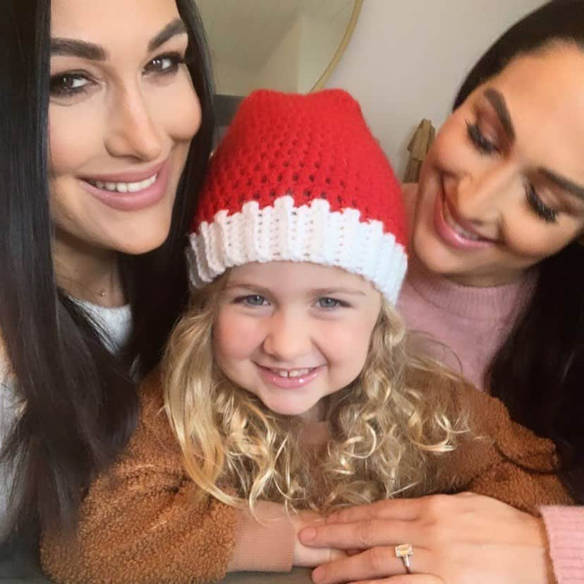 WWEさんのインスタグラム写真 - (WWEInstagram)「Just a few of our favorite leading ladies 🤗 don’t miss #TotalBellas tonight at 9/8c on E! 📸: @thebriebella」12月4日 4時59分 - wwe