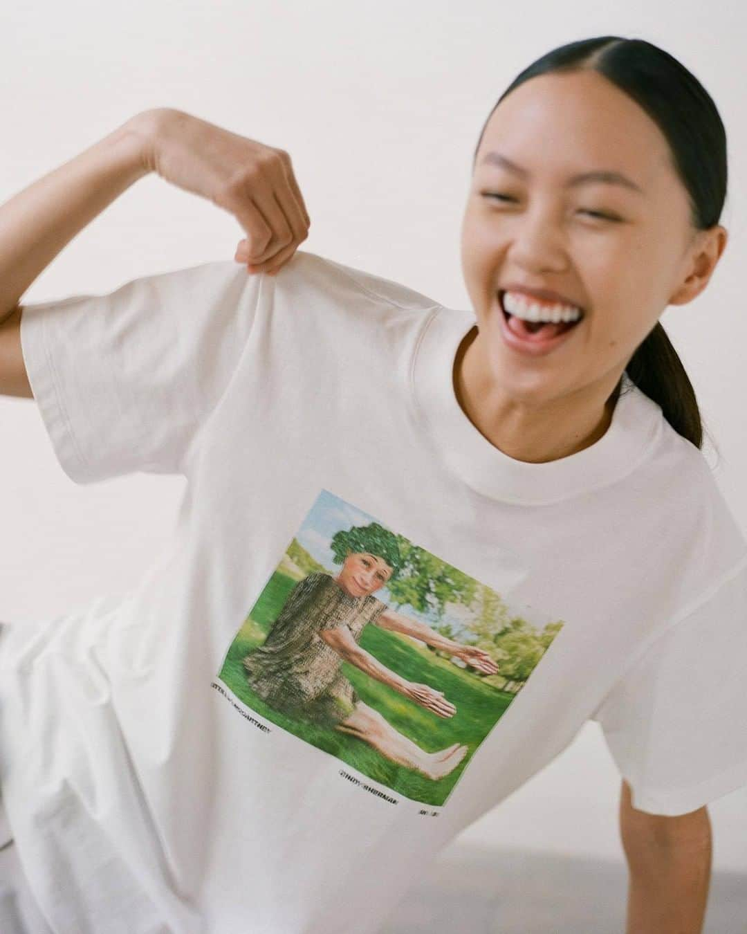 ステラ・マッカートニーさんのインスタグラム写真 - (ステラ・マッカートニーInstagram)「Our exclusive @CindySherman t-shirt is live, with only 30 of these limited-edition pieces made – combining fashion and art as a wearable rarity, created in organic cotton. Interpreting E is Effortless from our #StellaAtoZ, each supports Sherman’s charity of choice @PlannedParenthood. ⁣ ⁣ Shop our exclusive artist t-shirts now (link in bio).⁣ ⁣ Shot by @WillowWilliamsPhoto⁣ ⁣ #StellaMcCartney #StellaSpring21 #CindySherman」12月4日 5時00分 - stellamccartney