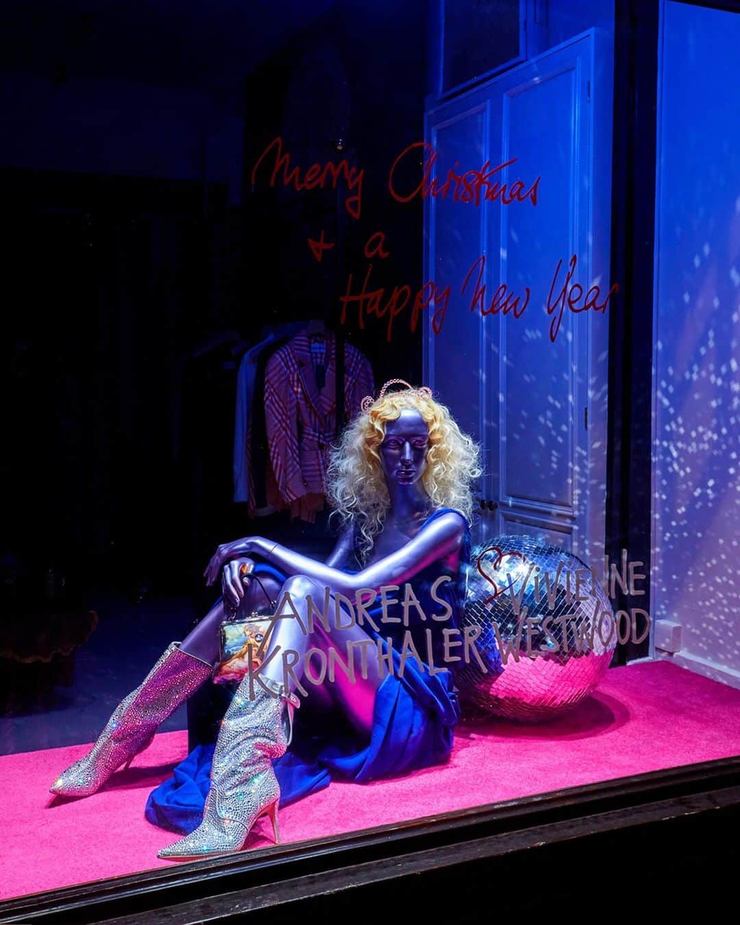 ヴィヴィアンウエストウッドさんのインスタグラム写真 - (ヴィヴィアンウエストウッドInstagram)「Unveiling of the Vivienne Westwood Christmas window at our Couture Store at 6 Davies Street, London #VWAW20」12月4日 5時07分 - viviennewestwood