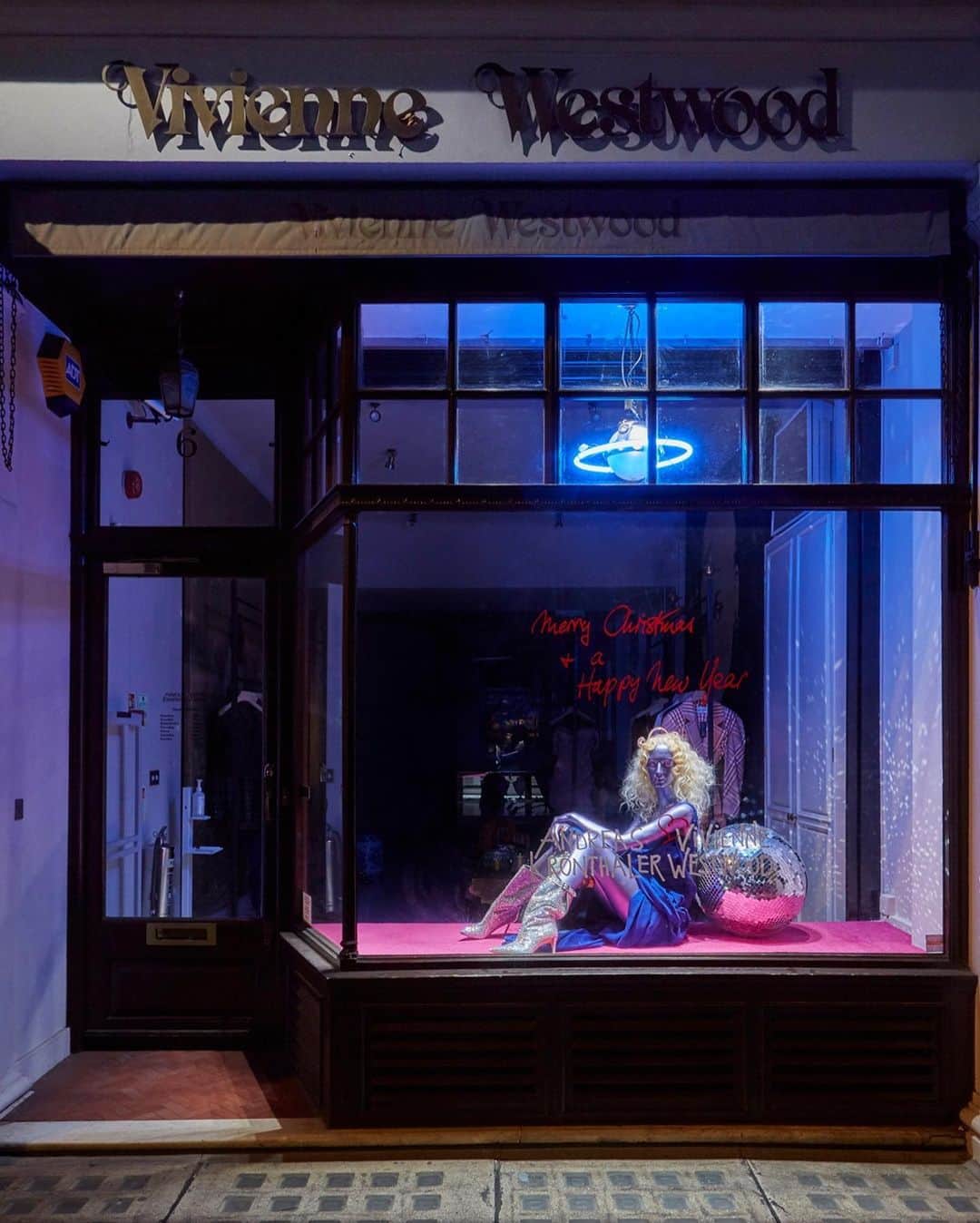 ヴィヴィアンウエストウッドさんのインスタグラム写真 - (ヴィヴィアンウエストウッドInstagram)「Unveiling of the Vivienne Westwood Christmas window at our Couture Store at 6 Davies Street, London #VWAW20」12月4日 5時07分 - viviennewestwood