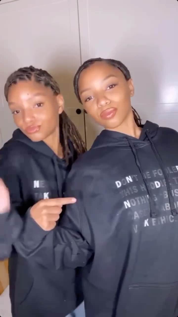 のインスタグラム：「@chloexhalle share their state of mind in the limited-edition #DKNYSTATEOFMIND Hoodie. To help give back this holiday season, all net proceeds from the sale of every purchase of the hoodie through December 31 will benefit @SaveTheChildren. Click the link in bio to grab yours.」
