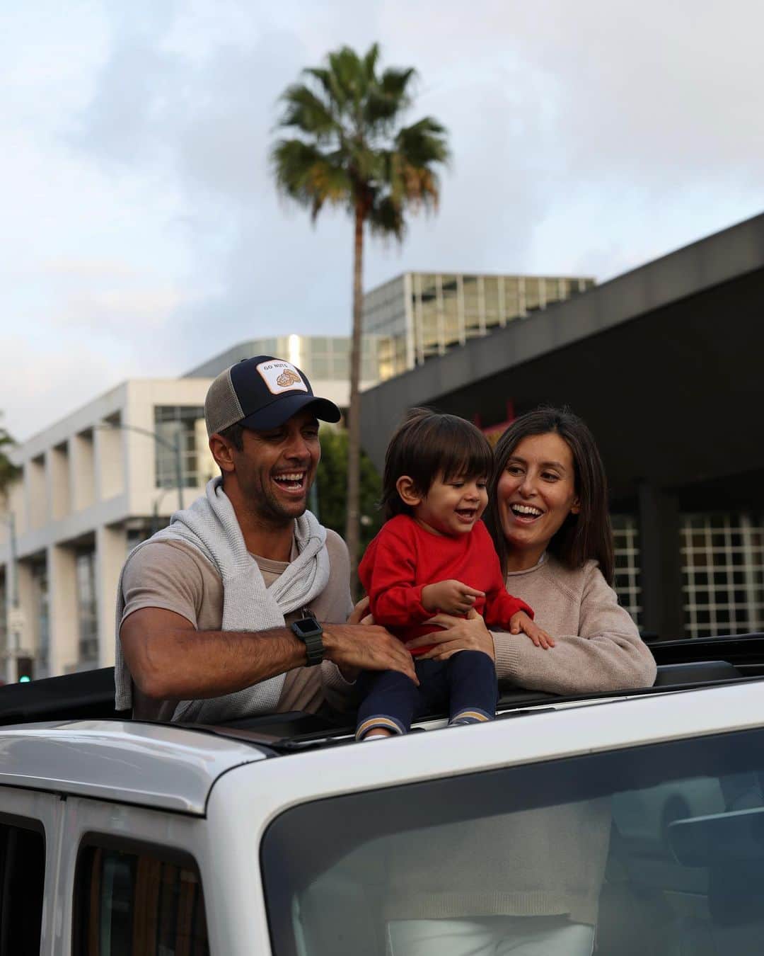 フェルナンド・ベルダスコのインスタグラム：「Having fun with the family  👨‍👩‍👦❤️ #throwback #onemonthago」