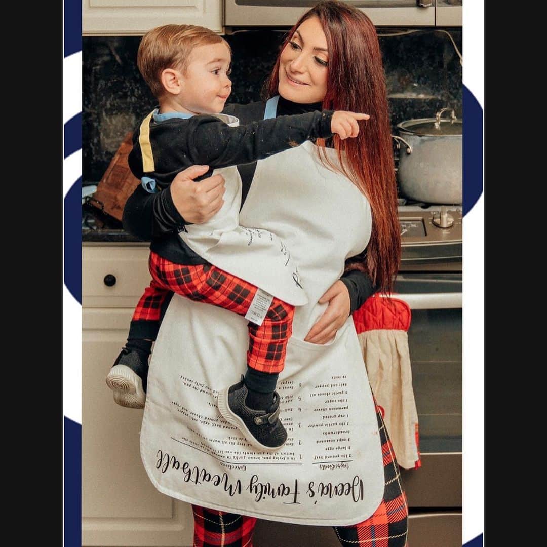 ディーナ・ニコール・コルテーゼのインスタグラム：「I'm so thankful for all your love + support so I’m giving away 4 sets of matching aprons today! How to play. Follow @christopherjohnclothing and @ someone who loves to cook with their mini me.  DM @christopherjohnclothing whatever is in your heart. I'll personally choose 4 people to send matching sets to. Cut off date: December 4th, 2020 • 12PM EST」