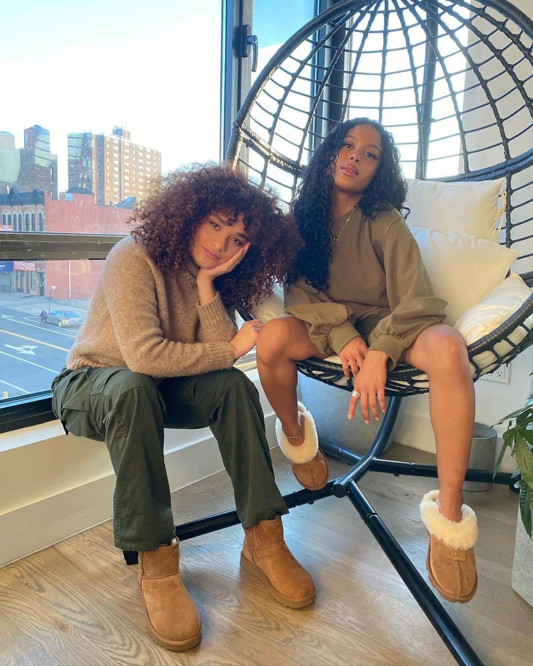 ダイアナ・ヴェラスのインスタグラム：「feeling warm and holiday ready with the love of my life @evolelizabeth and @ugg #FEELLOVE #ad 💛」