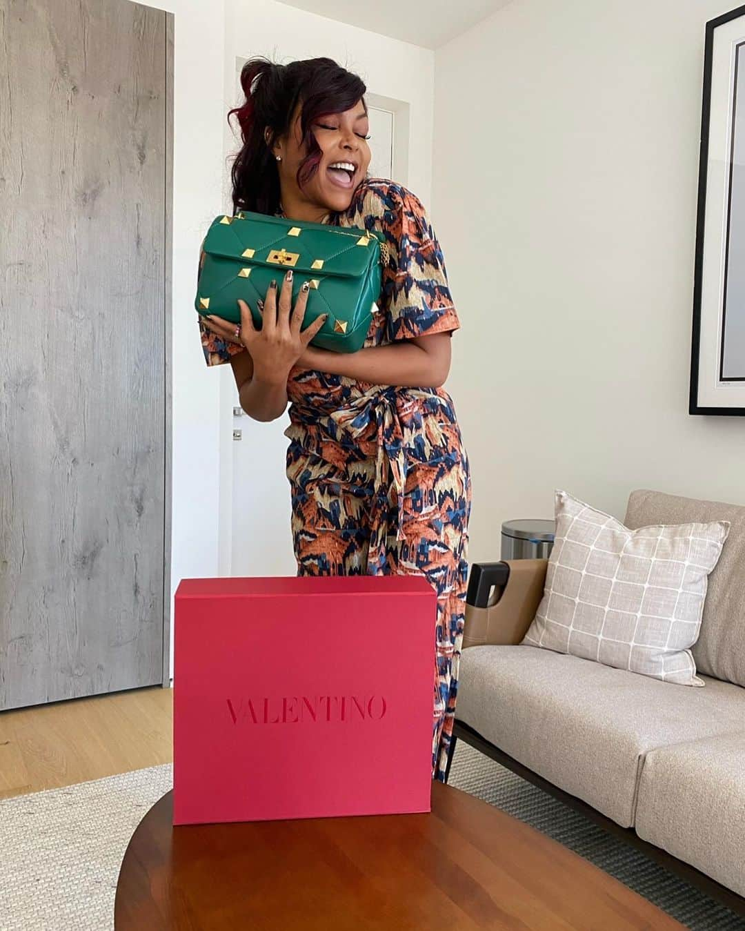 タラジ・P・ヘンソンさんのインスタグラム写真 - (タラジ・P・ヘンソンInstagram)「Thank you @maisonvalentino for ALWAYS making me feel seen. 🙏🏾💋💋💋」12月4日 5時44分 - tarajiphenson