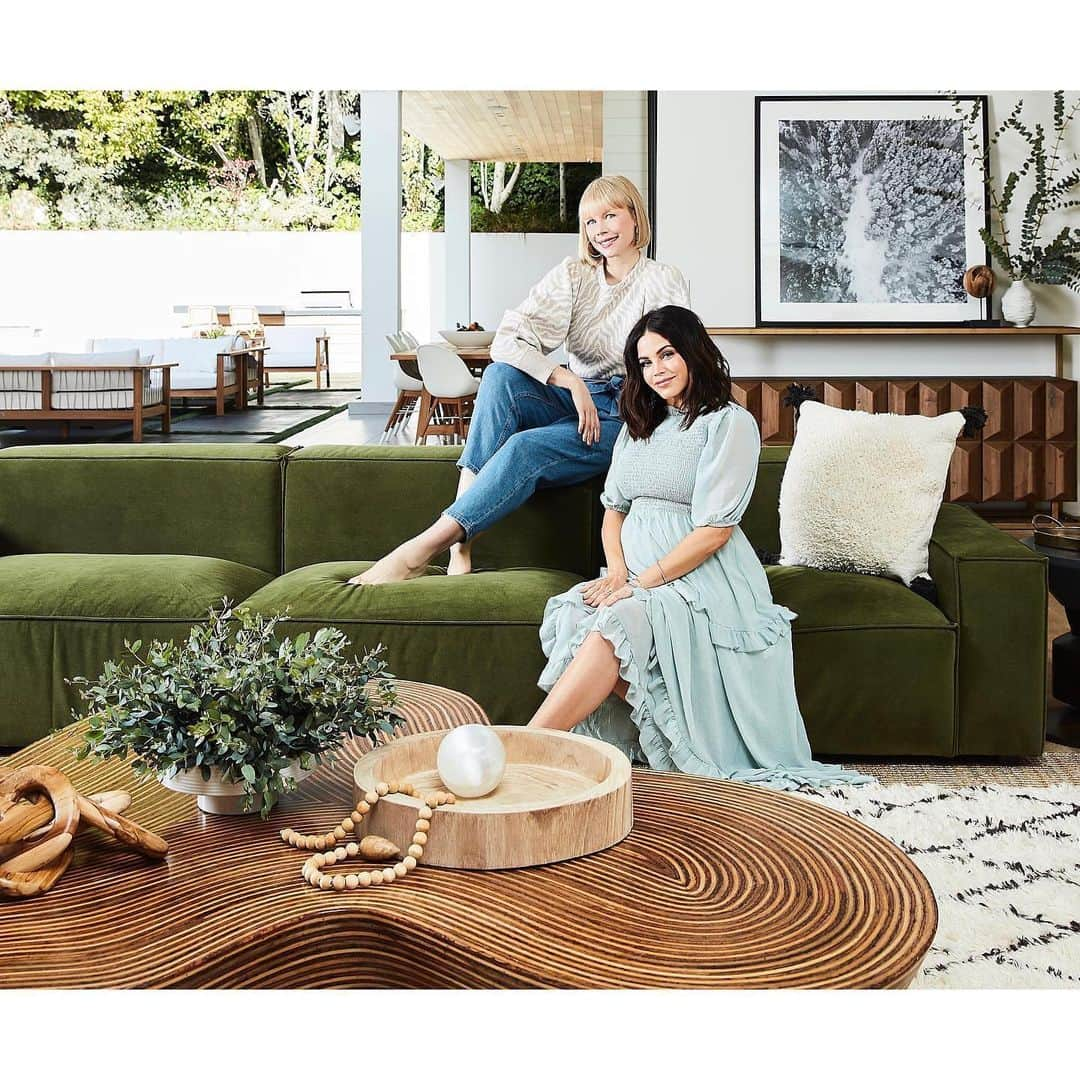 エリン フェザーストンさんのインスタグラム写真 - (エリン フェザーストンInstagram)「Happy birthday to the beautiful and inspiring @jennadewan! Her birthday is the 1 year anniversary of when we moved everything into her gorgeous house where she since got engaged and had a baby! Wishing you endless more blessings in the year to come! Thank you for trusting me to have a hand in creating your magical home.」12月4日 5時47分 - erinfetherston