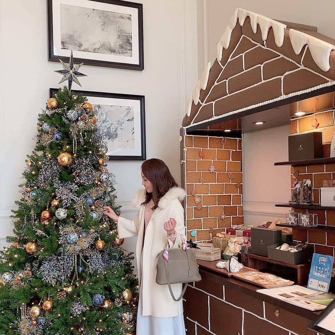 澤野井香里のインスタグラム：「クリスマスツリー🎄✨ この季節になるとあちらこちらで見かけて幸せな気分になる🥰 子供達へのプレゼント🎁も何が喜ぶかなーと考える時間も幸せ♡ 『ママ、サンタさんにお手紙書きたい✉️から手伝ってー♡』と可愛いこといってくれる♪  午後は @favilis_tennouji で温め&ほぐしが一緒にできる高周波ハイパーナイフとハンドマッサージをして頂いて、体がポカポカしてむくみもスッキリ＾＾✨  #ks_20✨ #ks_beauty✨﻿ #ks_osaka✨ #セントレジス #クリスマスツリー #クリスマス　#xmastree #🎄」