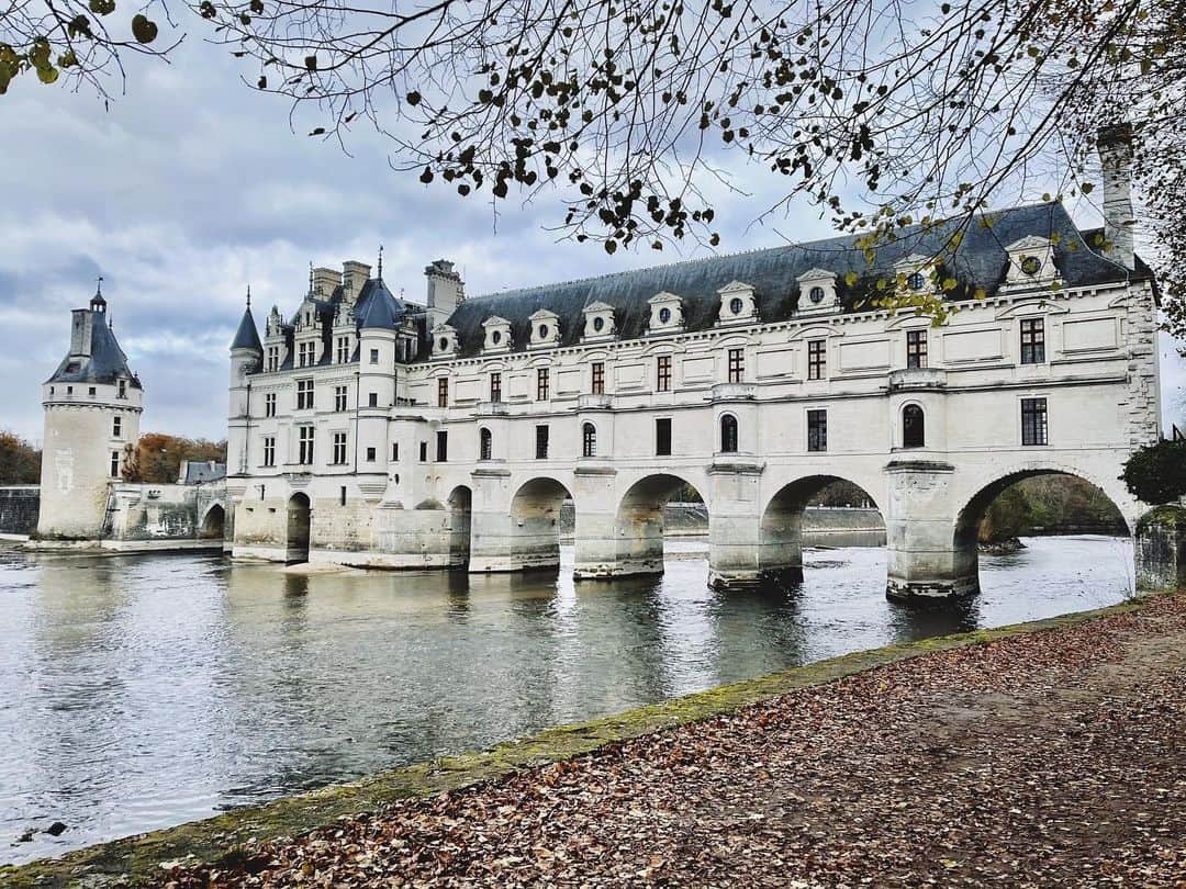 カロリーヌ・ド・メグレのインスタグラム：「Château de Chenonceau ou “Le Château des Dames” Catherine de Médicis had the castle part built in 1576 on top of the bridge. Did she inspire herself from the Ponte Vecchio, built 11 years before, in Florence, her native town? It really seems like it! It’s amazing 😍😍😍 #ChanelMetiersDart @chateau_chenonceau」