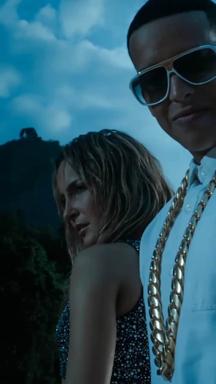 Claudia Leitteのインスタグラム：「TBT de “Corazón” ft @daddyyankee 🖤 em comemoração aos meus fãs, que estão dominando o topo do iTunes! Corazón, Rodou, Taquitá, Baldin de Gelo, Carnaval, As Máscaras e Pensando em Você... todas no top 10! Éh... parece que tem canttora ganhando presente de natal mais cedo, @applemusic! Obrigada, meus bolhas!!!! ♥️♥️♥️♥️」