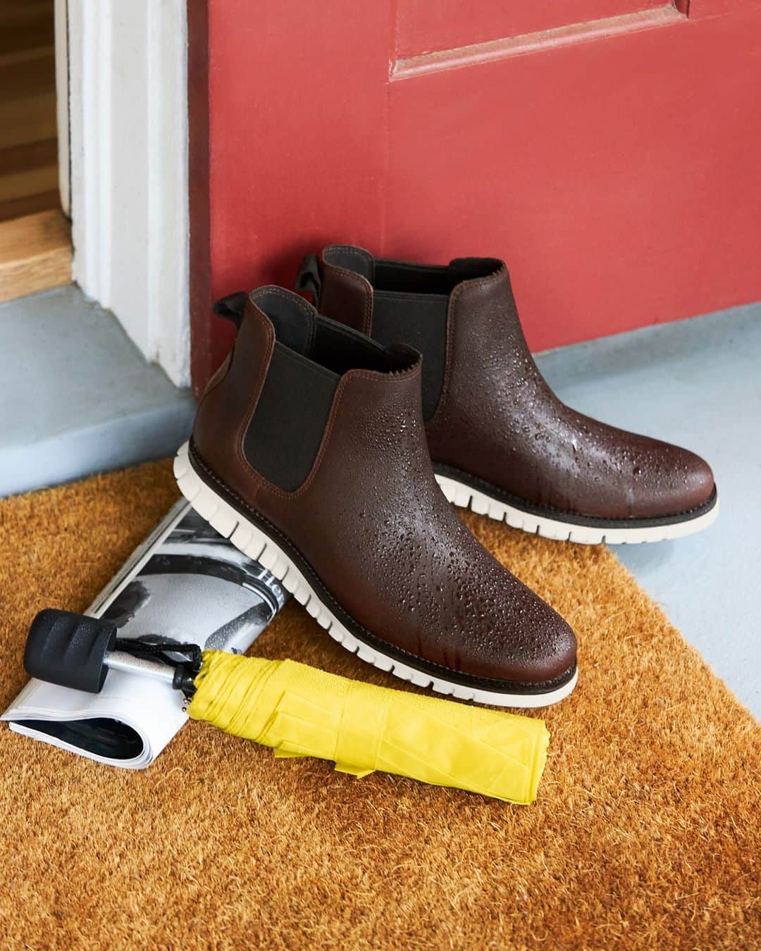 Cole Haanのインスタグラム：「Face the wet weather with confidence in our men's ZERØGRAND Chelsea Boots, featuring waterproof leather and durable rubber for traction.  . Bonus: Take up to 60% off sale styles at colehaan.com.」