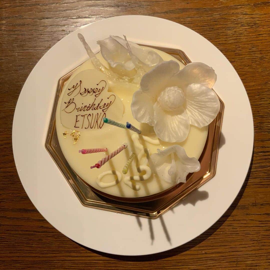 ヒロミチナカノさんのインスタグラム写真 - (ヒロミチナカノInstagram)「my wife's birthday ..cakeをイナムラショウゾウさんにお願いしました。テーマは白...白🦳だけでどんなに素敵なケーキが出来上がって来るのか❓...出来てきたのは杏の仄かにカヲリのする食感が...未だ味わつた事もない素晴らしいcakeでした... #birthdaycake  #いなむらしょうぞう  #やなか」12月4日 6時03分 - hiromichinakano_official