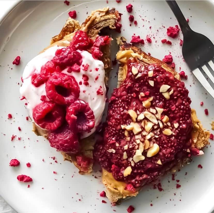 Whole Foods Marketさんのインスタグラム写真 - (Whole Foods MarketInstagram)「Warm up with this morning masterpiece from @olivesnthyme 🍞 Yep, this peanut butter, raspberry, chia #toast is giving us all the cozy breakfast vibes. Check out our story for even more chilly-day breakfast inspo.」12月4日 6時04分 - wholefoods