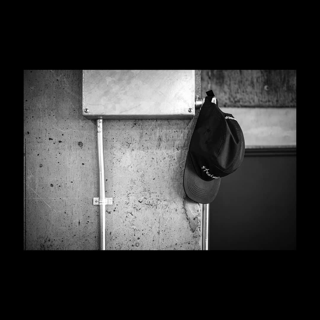 FIVE FOCUS takarada_officialさんのインスタグラム写真 - (FIVE FOCUS takarada_officialInstagram)「A collection of simple hats at @whimtip   黒枠つけて見た第二弾。  #写真 #leica #leicaphotography #leicam10monochrom #glitchoiljapan #帽子 #フラットキャップ #非常識な潤滑油 #design #印影 #雰囲気 #ハイコントラスト #レンジファインダー #カメラ #黒枠投稿 #whimtip   @mottosatoshi @soborodon22 @shimisun @mkyohei @taroshin.official @masayart @momikomitv @reisan686 @takuji_chikamatsu @kazuma___miura @yohtakao @fumihikokawaura @go_wmtp」12月4日 11時30分 - takaradayuuya