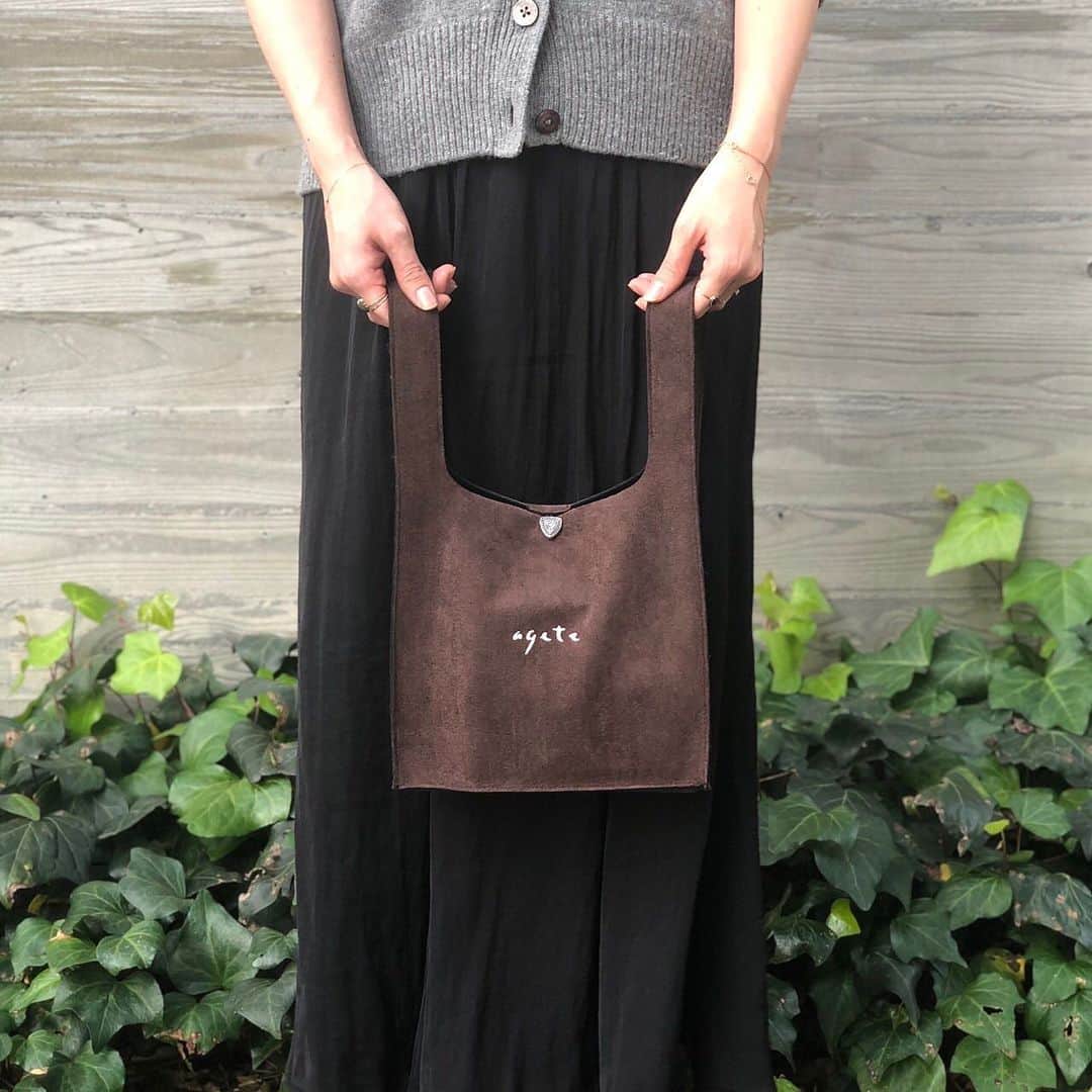 のインスタグラム：「.﻿ 【agete_Christmas Special Bag】﻿ 12月に入り、今年も残りわずかとなりましたね。﻿ 2021年の始まりに、新しいジュエリーでご自分を輝かせてみてはいかがでしょう？﻿ ﻿ アガット各店舗及びアウトレット店舗(各オンラインストアを除く)では、商品をお買い上げいただいたお客様に数量限定でオリジナルバッグをお渡ししております。﻿ こっくりとしたブラウンカラーとスエード調の素材のミニバッグは、ご近所へのお出かけやお仕事の時のサブバッグとしても使いやすいサイズ感です。﻿ ﻿ 詳細は、各店舗にてご確認ください。﻿ ﻿ #agete #jewelry #accessory #necklace #ring #pinkyring #piercedearrings #charm #アガット #ジュエリー #アクセサリー #ネックレス #リング #ピンキーリング #ピアス #チャーム #プレゼント #ギフト #ご褒美 #クリスマスプレゼント」