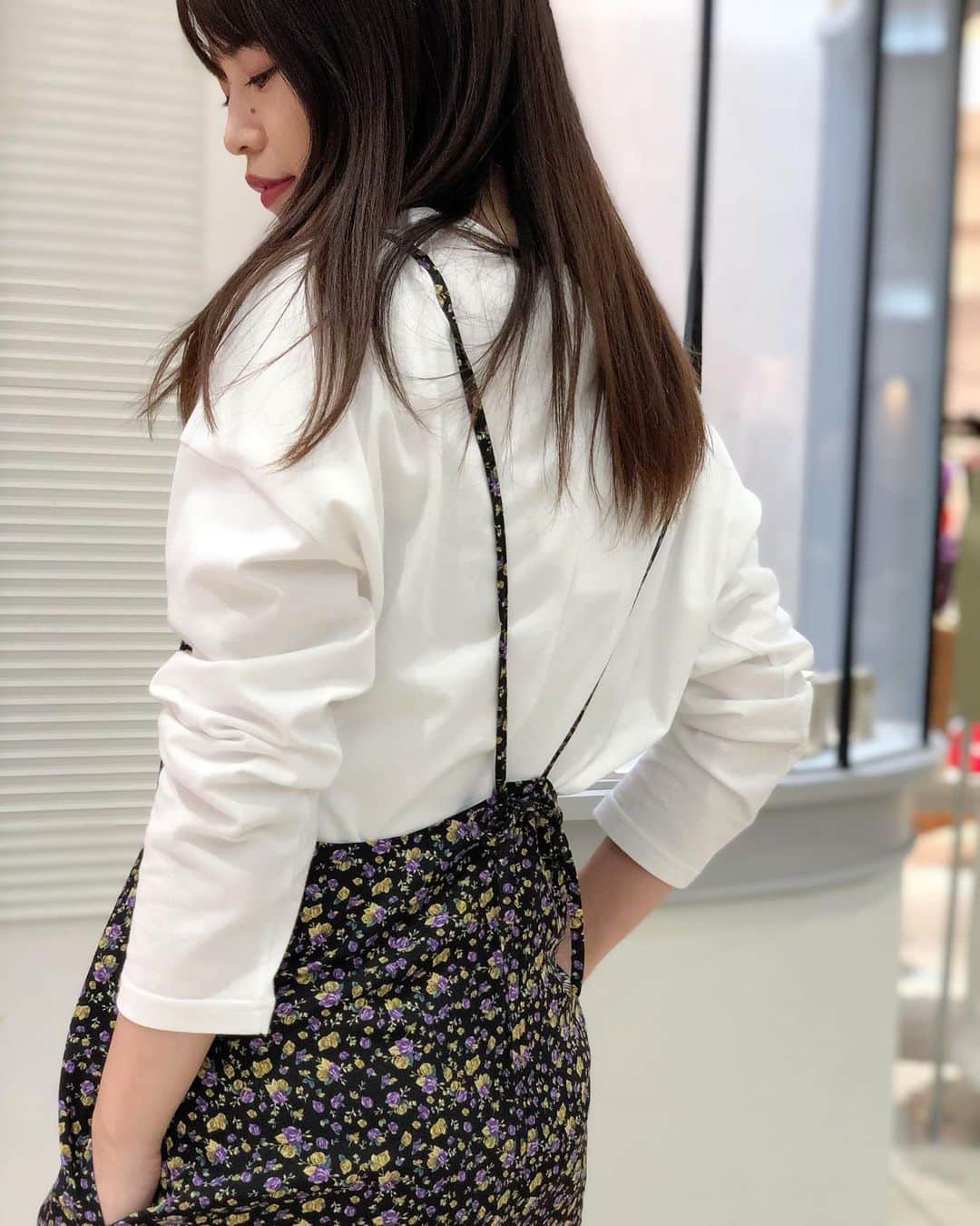 新谷美奈のインスタグラム：「.﻿ ﻿ 冬に映える華やかな花柄サロペット💐﻿ 華奢なストラップで﻿ 後ろ姿にも女性らしさを宿して💛﻿ 長さを調節できるのもうれしい☺️💫﻿ ﻿ Nina mew﻿ salopette ¥24,000+tax﻿ cut&sew ¥11,000+tax﻿ ______________________________________﻿ ﻿ 🎅🏻Special 4days🎄﻿ 💫12月4日(金)〜12月7日(月)の間﻿ 　　連続ゆめポイント５倍！﻿ 💫ゆめクレジット5回無金利！﻿ ﻿ 🎍Nina mew 2021 HAPPY BAG🛍﻿ ご予約承っております🤍﻿ ﻿ @ninamew_official#Ninamew#ニーナミュウ#ゆめタウン#ゆめタウン佐賀#セレクトショップ#selectshop」