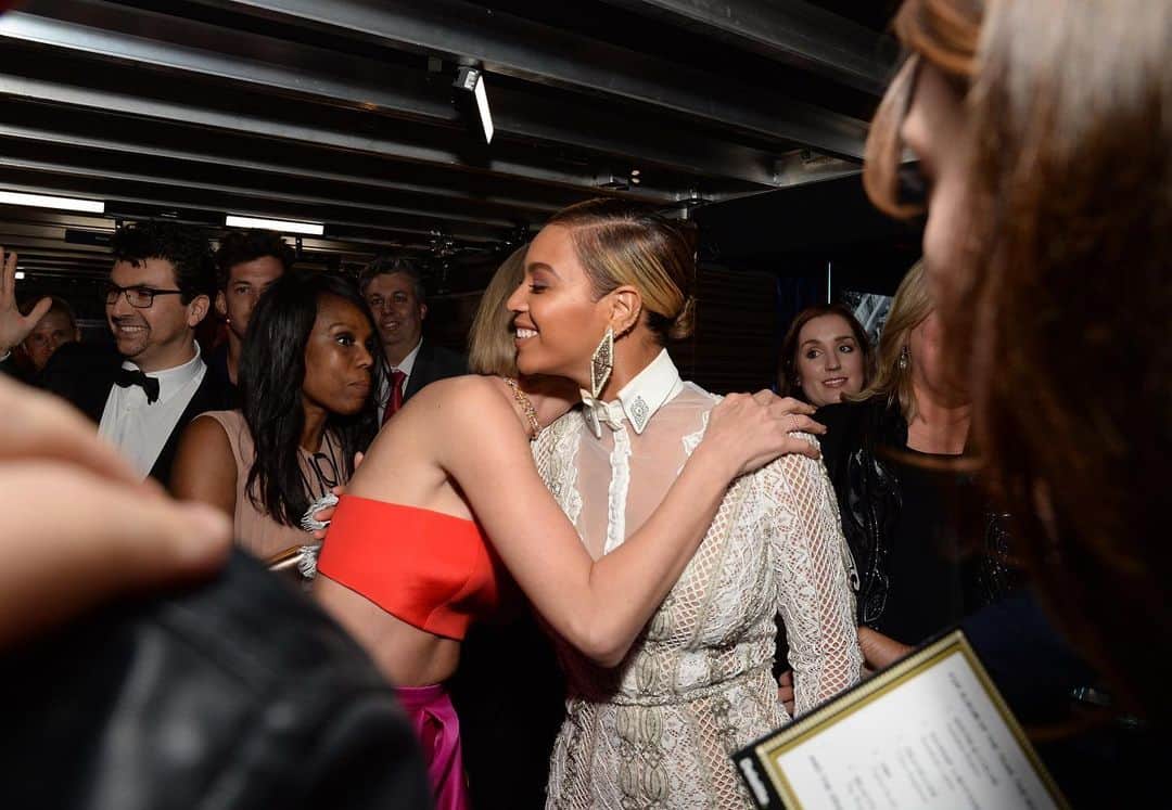 The GRAMMYsさんのインスタグラム写真 - (The GRAMMYsInstagram)「Backstage moments at the #GRAMMYs that can only happen during Music's Biggest Night! ❤️ 🎶」12月4日 11時36分 - recordingacademy