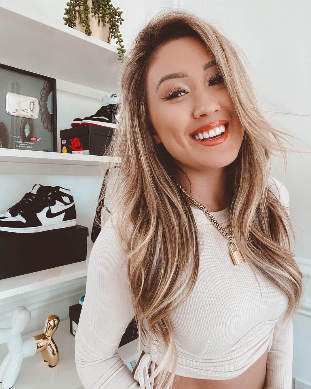 Lauren Riihimakiのインスタグラム：「tbh I got a Dyson airwrap AND DON'T KNOW HOW TO ACT LOL she's a pricey purchase, but enter @klarna.usa ✨ y'all know how much I love using Klarna for bigger purchases and the airwrap was no exception. it's the ultimate shopping app for this season to treat yourself (or others) with payment flexibility + the ability to split your purchase into 4 interest-free payments. Go forth and airwrap my friends! Full tutorial coming soon to the vlog channel! . . #KlarnaTrends CA residents: Loans made or arranged pursuant to a California Finance Lenders Law license.」