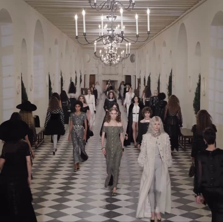 カロリーヌ・ド・メグレのインスタグラム：「What a show! So powerful and beautiful with so much work, craftsmanship and  savoir faire behind, it’s really impressive #ChanelMetiersdArt is always one of my favorite shows Bravo la team Chanel 👏👏❤️ @virginieviard @aurelieduclos @mariondestenay @bruno.pavlovsky @elsaheizmann @missdianachen the list goes on And of course All the couturier.e.s ❤️ and the Glam team @luciapicaofficial @damienboissinothair @jenny.longworth and music @michelgaubert」