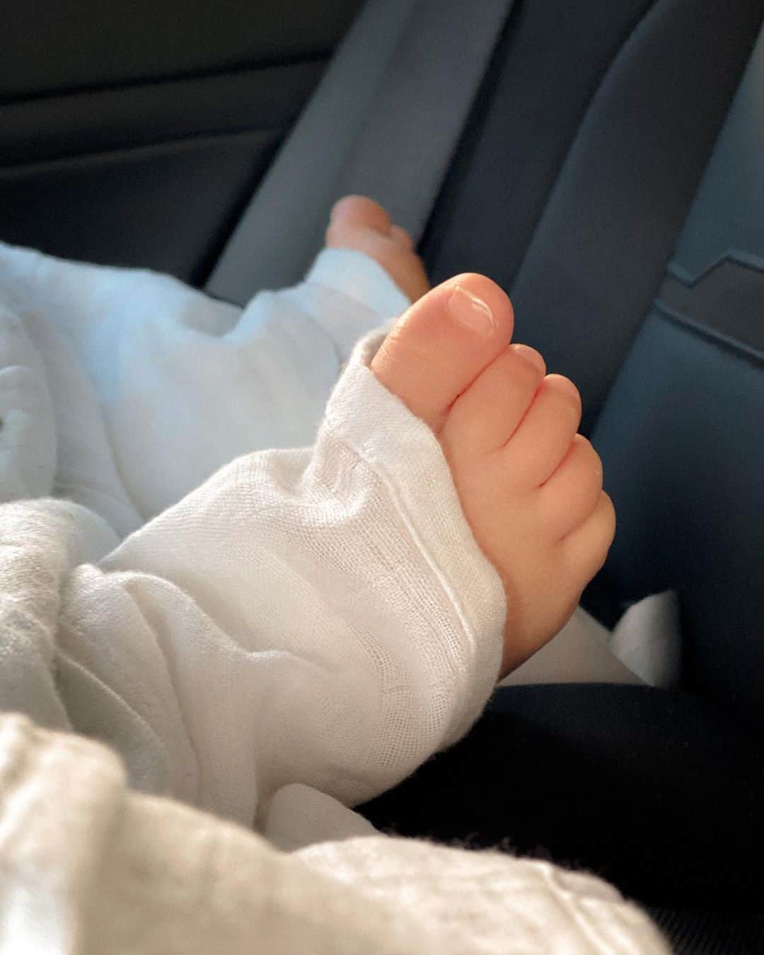 Bianca Cheah Chalmersのインスタグラム：「Who knew that such small feet could leave such big imprints on my heart 🥰  #16monthsold #babyfeet #motherhood #momlife #mumlife #toddlerlife」