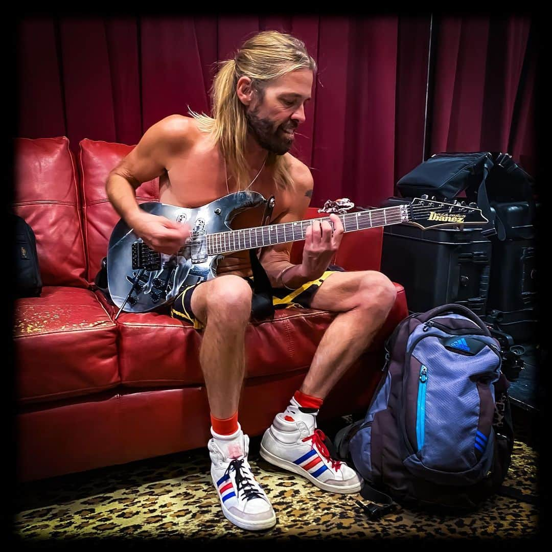 デイヴ・ナヴァロさんのインスタグラム写真 - (デイヴ・ナヴァロInstagram)「#taylorhawkins playing the original Nothings Shocking guitar. @taylorhawkinsfanpage」12月4日 6時26分 - davenavarro