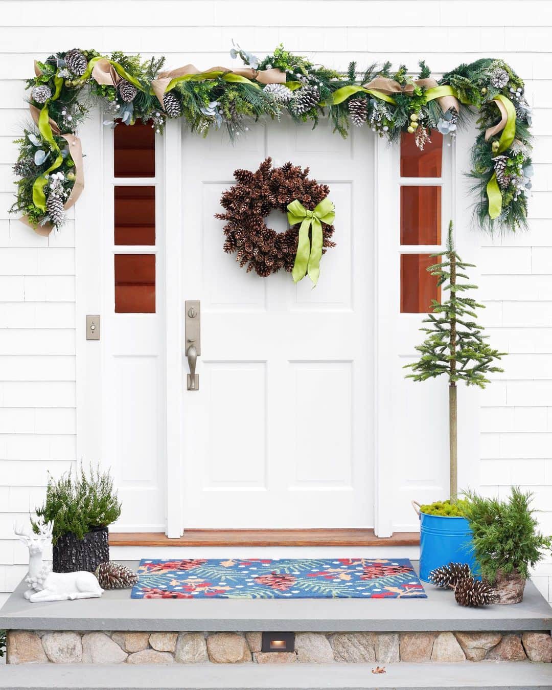 HGTVさんのインスタグラム写真 - (HGTVInstagram)「Have you put your Christmas decorations up yet? Swipe for some easy ideas from #HGTVMagazine 💯🏡」12月4日 6時56分 - hgtv