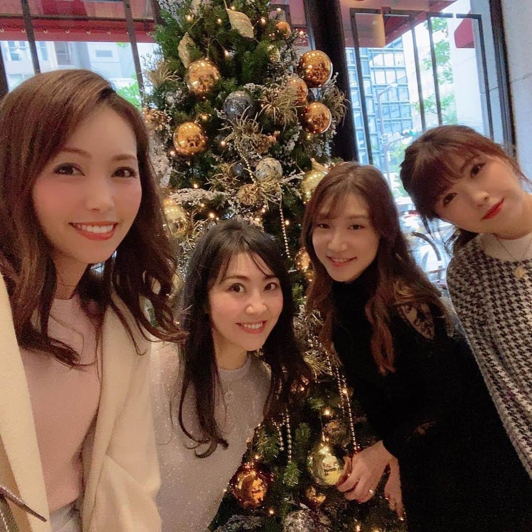 澤野井香里のインスタグラム：「先日、セントレジスで開催された　@maascosme_official のランチ会🥂✨﻿ ﻿ 社長以外の社員の方は皆皮膚科医🏥というドクターズコスメで、特許取得の#MAAs は海藻や魚🐟に含まれて有害な紫外線から身を守ってくれるナチュラルなバリア成分で全てのコスメに配合されてるそぅ✨﻿ ﻿ コラーゲンやヒアルロン酸よりももっと小さなアミノ酸の分子量なので、お肌のすみずみまで潤いが届いてくれる＾＾﻿ ﻿ #マースコスメ は紫外線予防しながらヒアルロン酸を増やしてくれて赤ちゃんから使えるノンケミカルのUVミルクや、#田中みな実 さんが愛用されてるぷるんとした唇💋にしてくれるMAAsリップセラム💄、他にもパックや美容液…全てのコスメが気になりすぎる＾＾❣️﻿ ﻿ 社長と @isoko1030 さんの美容トークショーでは、美肌になる秘訣は紫外線ケア⚡️が何より大切ということと、毎日3食の食前にキュウリ🥒を1本づつ食べると痩せやすい身体になるらしくて、試してみようかな＾＾﻿ ﻿ #ks_20✨#ks_osaka✨ #maas_cosme #セントレジス #クリスマスツリー #ルドール #マースコスメ #美容　#美容好きな人と繋がりたい」