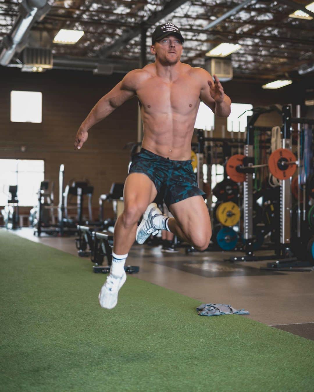 スティーブ・クックのインスタグラム：「Training to be more than in ornament. Gettting more athleticism on the athlete program @fitnessculturetraining」