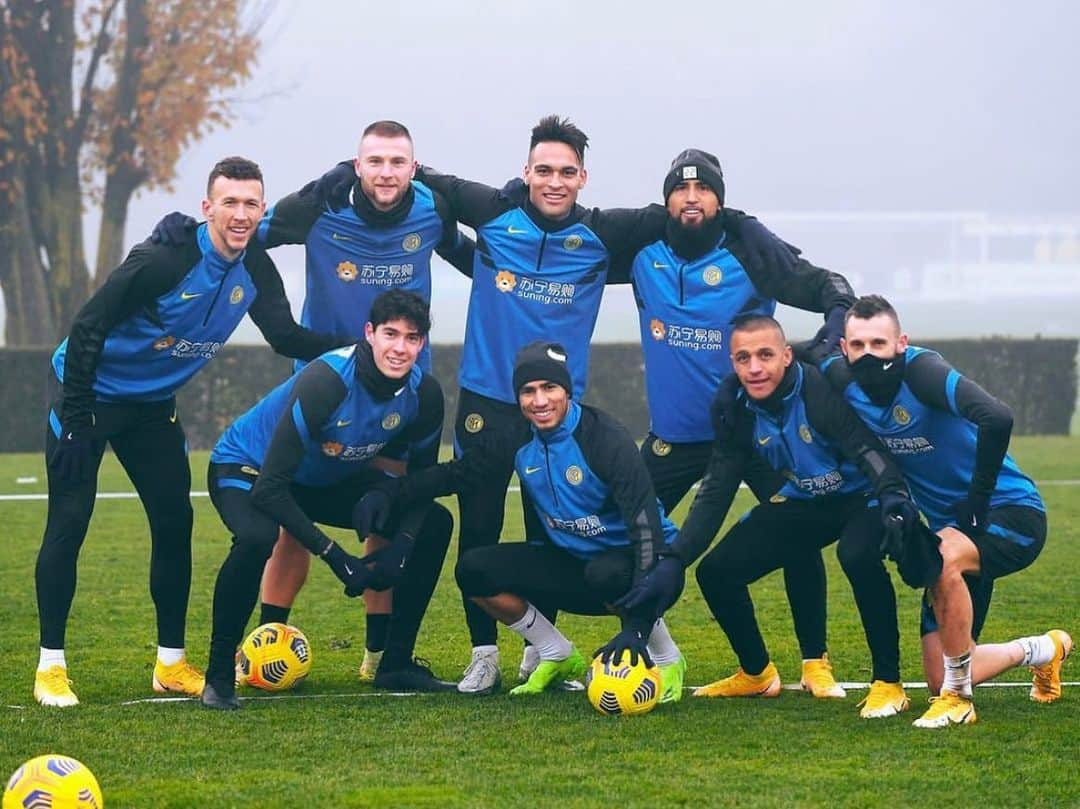 イヴァン・ペリシッチのインスタグラム：「⚫️🔵⚽️💪🏼」