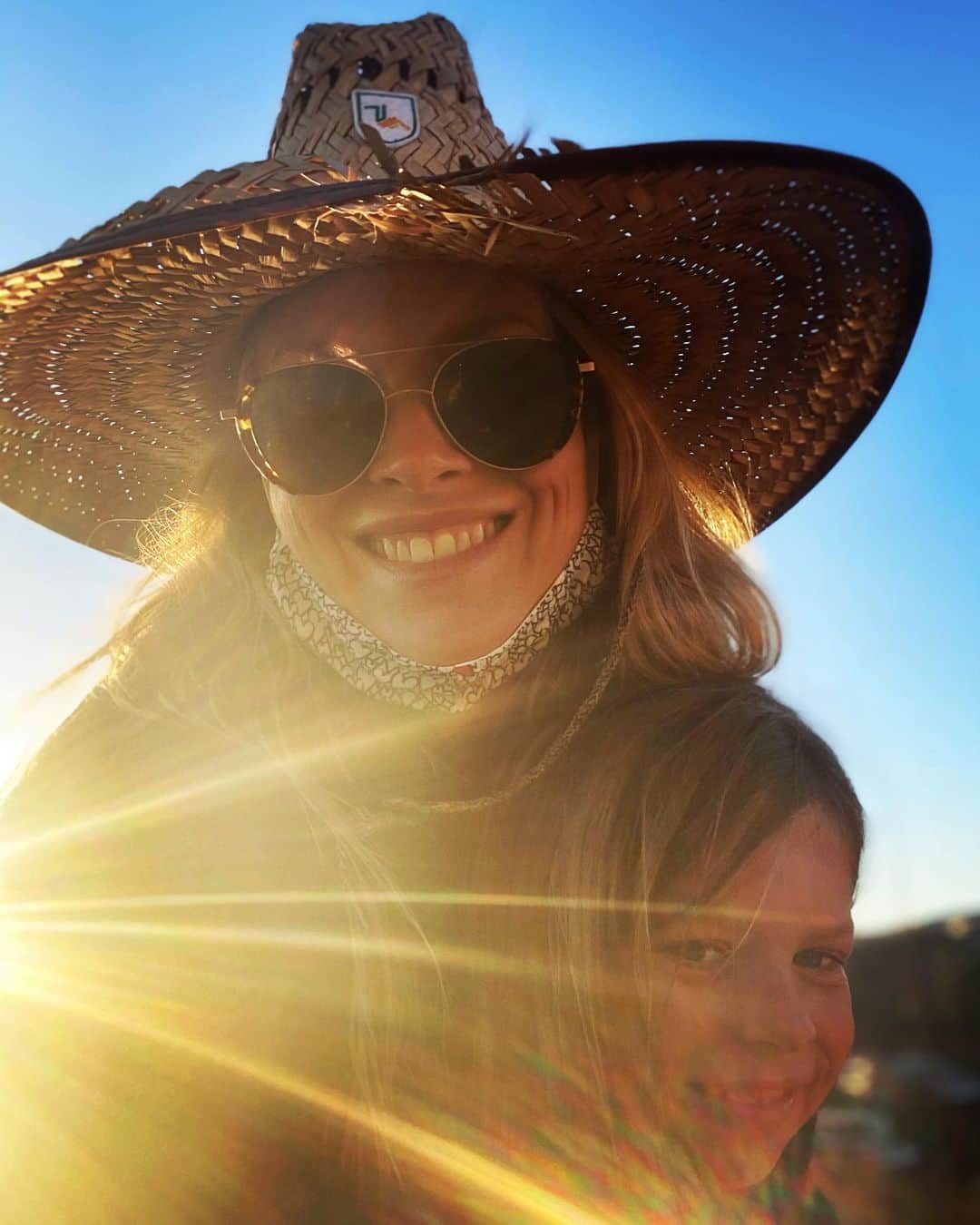 アリ・ラーターのインスタグラム：「Let the sun shine on you forever, sweetheart. Golden light leads the way! ☀️ ✨」