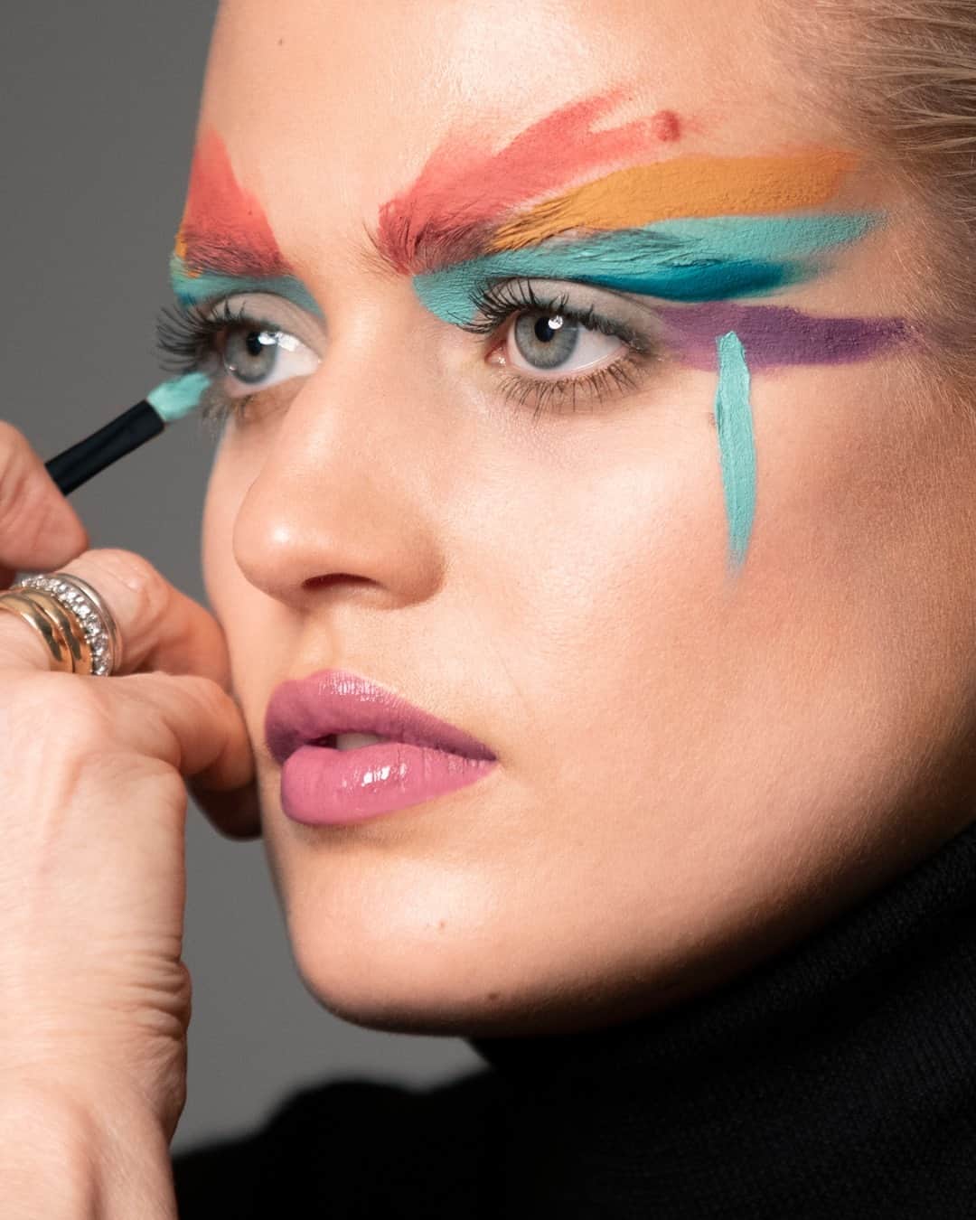 Smashboxのインスタグラム：「💥💥NEW ON SMASHBOX.COM 💥💥Always On Cream Shadow comes in 15 dream colors to mix & match – primer infused for 24 hour staying power 🎨⠀⠀⠀⠀⠀⠀⠀⠀⠀ ⠀⠀⠀⠀⠀⠀⠀⠀⠀ This look feat:⠀⠀⠀⠀⠀⠀⠀⠀⠀ 🌶 Guava⠀⠀⠀⠀⠀⠀⠀⠀⠀ 🔅Ochre⠀⠀⠀⠀⠀⠀⠀⠀⠀ 🦋Cerulean⠀⠀⠀⠀⠀⠀⠀⠀⠀ 🌊Ultramarine⠀⠀⠀⠀⠀⠀⠀⠀⠀ 🍇Violet」