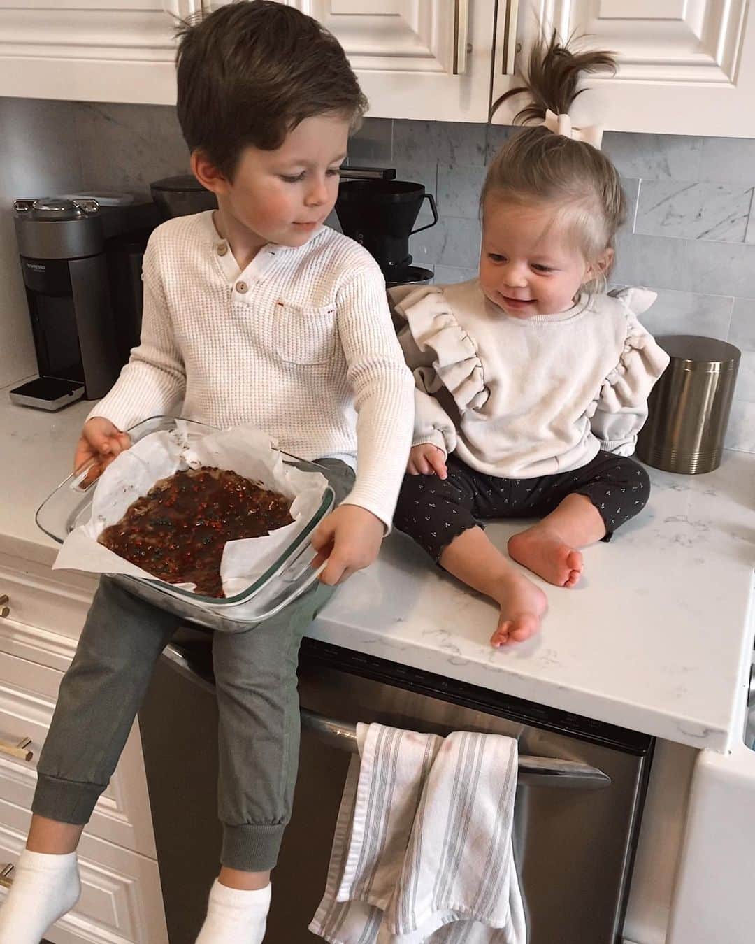 Helena Glazer Hodneのインスタグラム：「[In Partnership With #YouTubeKids] Holiday cookie dough! 🍪🍪We spent this past Saturday morning making cookies from the YouTube Kids #TogetherTime Playlist & here,  we’re patiently waiting for them to be popped into the freezer. Sasha was napping while Nate and I hung out in the kitchen (she joined as we were finishing up) and it was such a fun activity for the both of us! I shared the playlist, which is filled with so many great activities and videos, on my stories!」