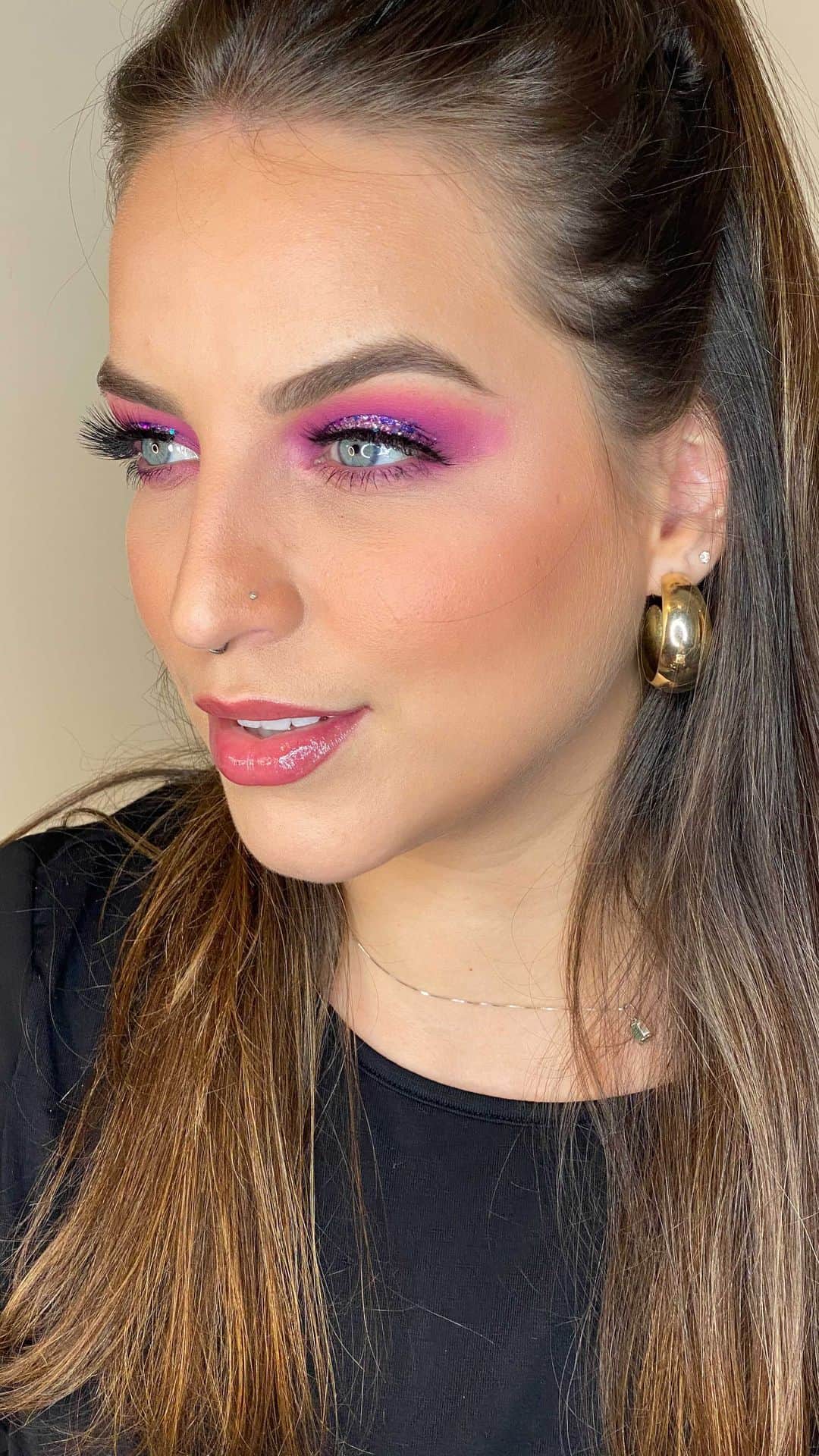 Bruna Unzuetaのインスタグラム：「aaaah, quem já quer mais desse quadro?? hahaha dessa vez, roubei a make da @titaa minha parceirona da vidaa 🤍」